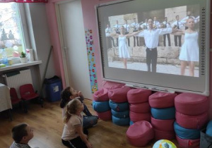 Dzieci oglądają taniec zorba.